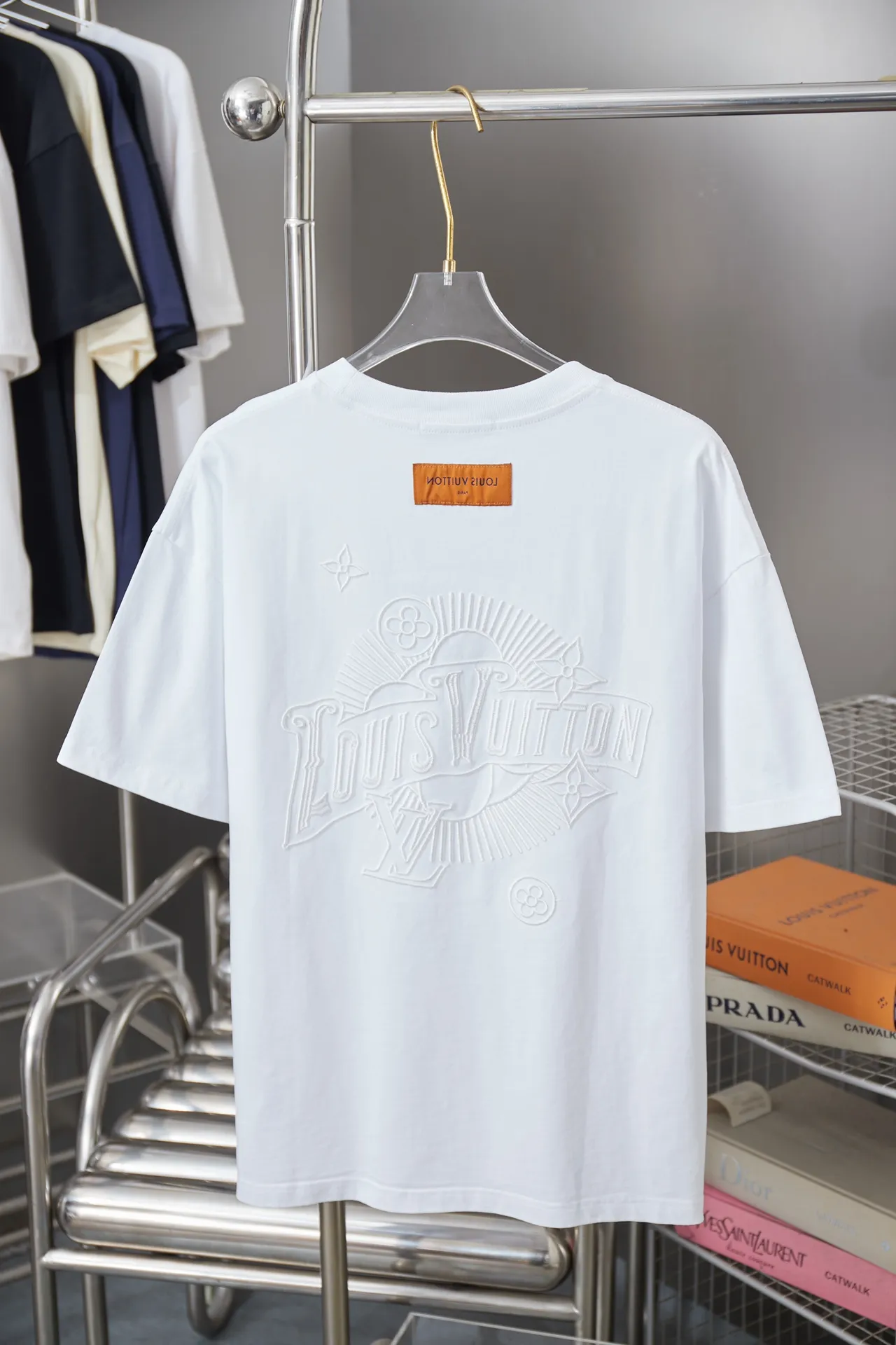 🅿️200 1V 25SS early spring new style short sleeves with embroidered letters, light luxury, a must-have item for daily commuting for men and women, correct version, welcome to compare, detailed features · 320g 100% pure cotton double yarn jersey fabric · Special thickened 32 pieces of double-strand 1X1 thread in the same vat custom dyeing · Imported Tajima machine embroidered LV letters · Double needle stitching and cross-stitching technology · Original main mark, washable tag, brand moisture-proof paper packaging Color: black/white/coffee Size: S/M/L/XL